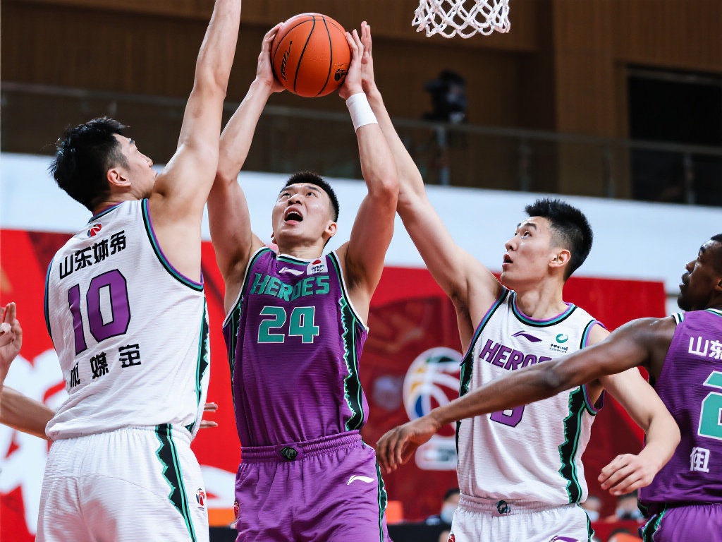 媒体人:山东内线与北控势均力敌,各队实力均衡比赛充满变数 山东队一直以来以强硬的内线风格著称,球队