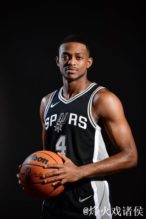 决赛前夜!马刺社媒发布福克斯现身球员训练照片 决赛前夜!马刺社媒发布福克斯现身球员训练照片