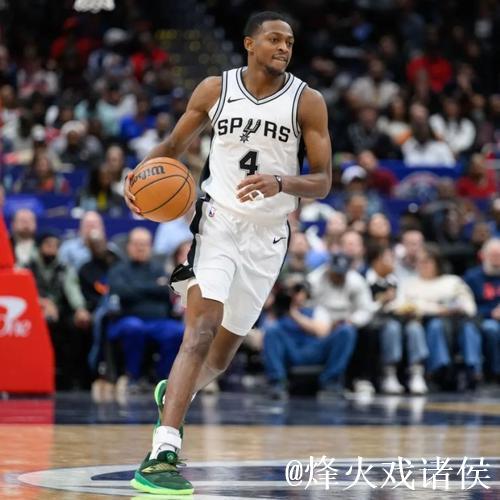 决赛前夜!马刺社媒发布福克斯现身球员训练照片 决赛前夜!马刺社媒发布福克斯现身球员训练照片